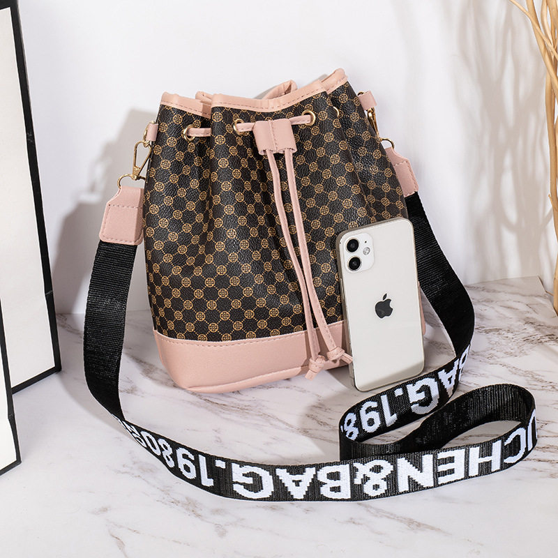 2024潮流拼接撞色水桶包印花女包bags抽绳水桶包字母宽肩带包,淘宝优惠券,粉丝福利购,淘宝优惠卷