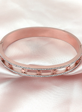 设计感钛钢镂空双排五角星镶钻手