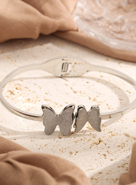 日韩ins小众设计双蝴蝶磨砂手镯女百搭简约镀18k金钛钢手环女