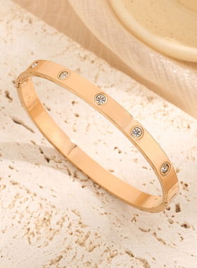 卡家钛钢满钻开口手镯轻奢通勤