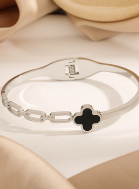 幸运四叶草钛钢镂空弹簧开口手镯