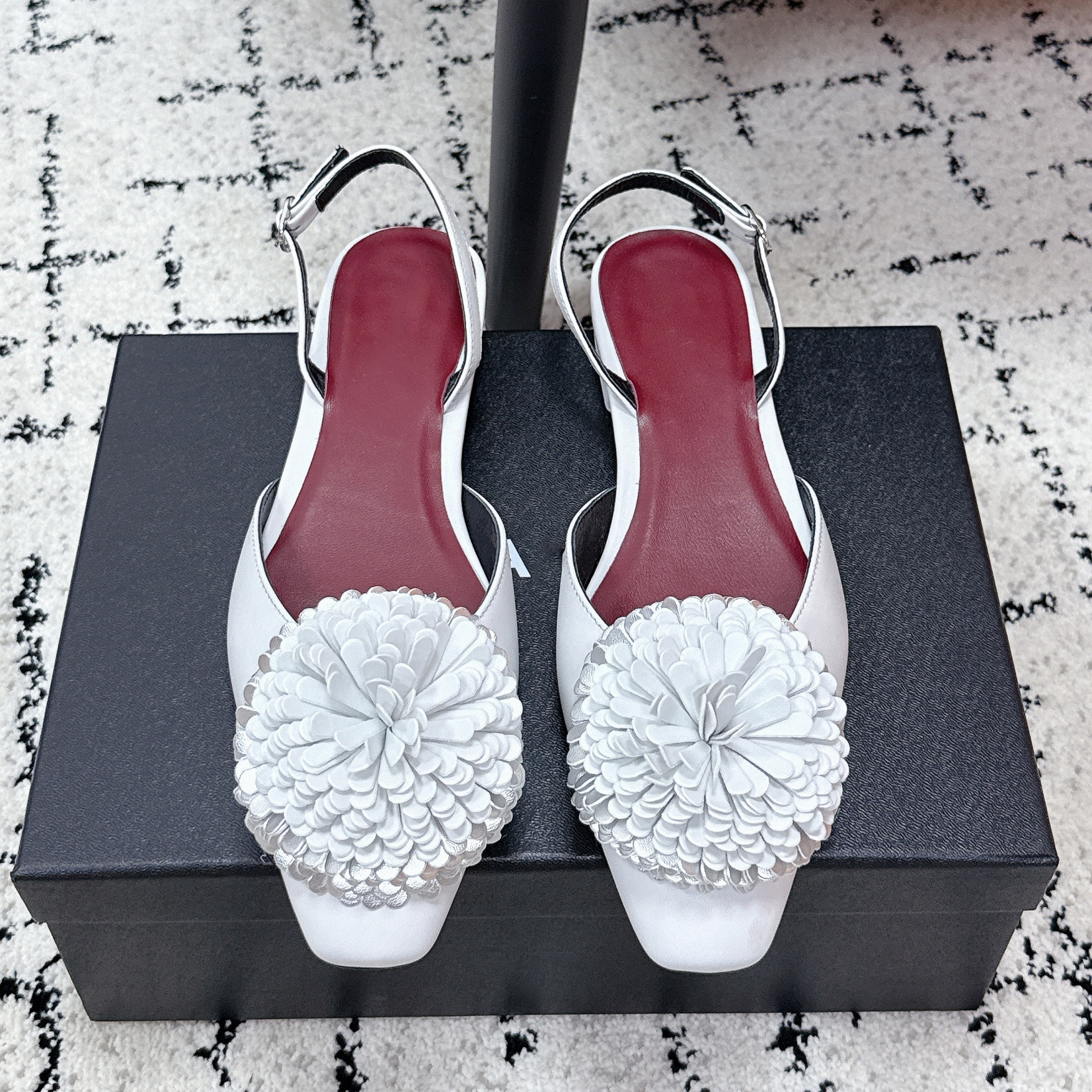 法式小香风方头花朵包头凉鞋女2026春夏新款真皮气质百搭平底单鞋,淘宝优惠券,粉丝福利购,淘宝优惠卷