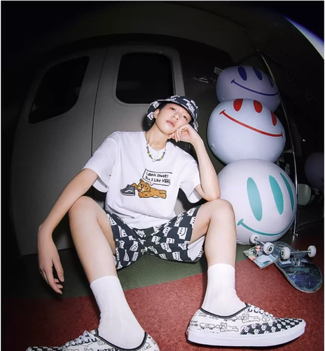 VANS Мужчины и женщины OTW запустить совместную рыбаку для рыбака улыбка лица красивой черно -белой персонализированной бочкой Vn000Evzcaf