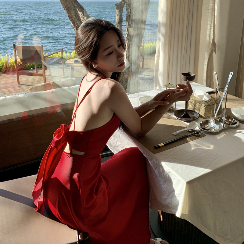 露背沙滩裙女缎面吊带长裙沙漠红裙晨袍姐妹裙超仙三亚海边度假裙