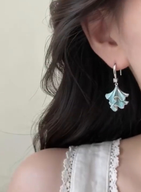 浅蓝色银杏叶耳钩轻奢简约百搭时尚感耳钩小众精致裙摆滴釉耳饰品