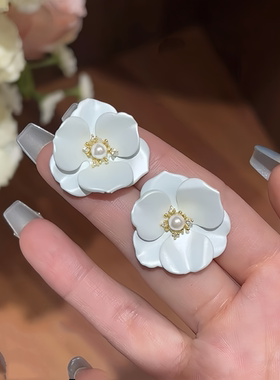 白色花朵珍珠小众设计感耳钉