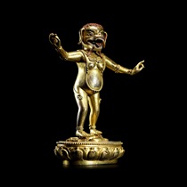 18-century bronze statue of the golden lion face to the statue of the mother.