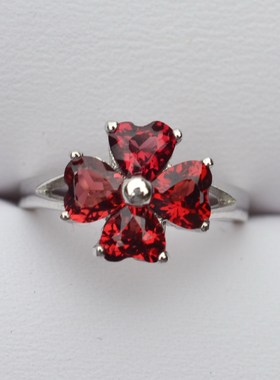 镀白金石榴石艳丽风项坠特价促销