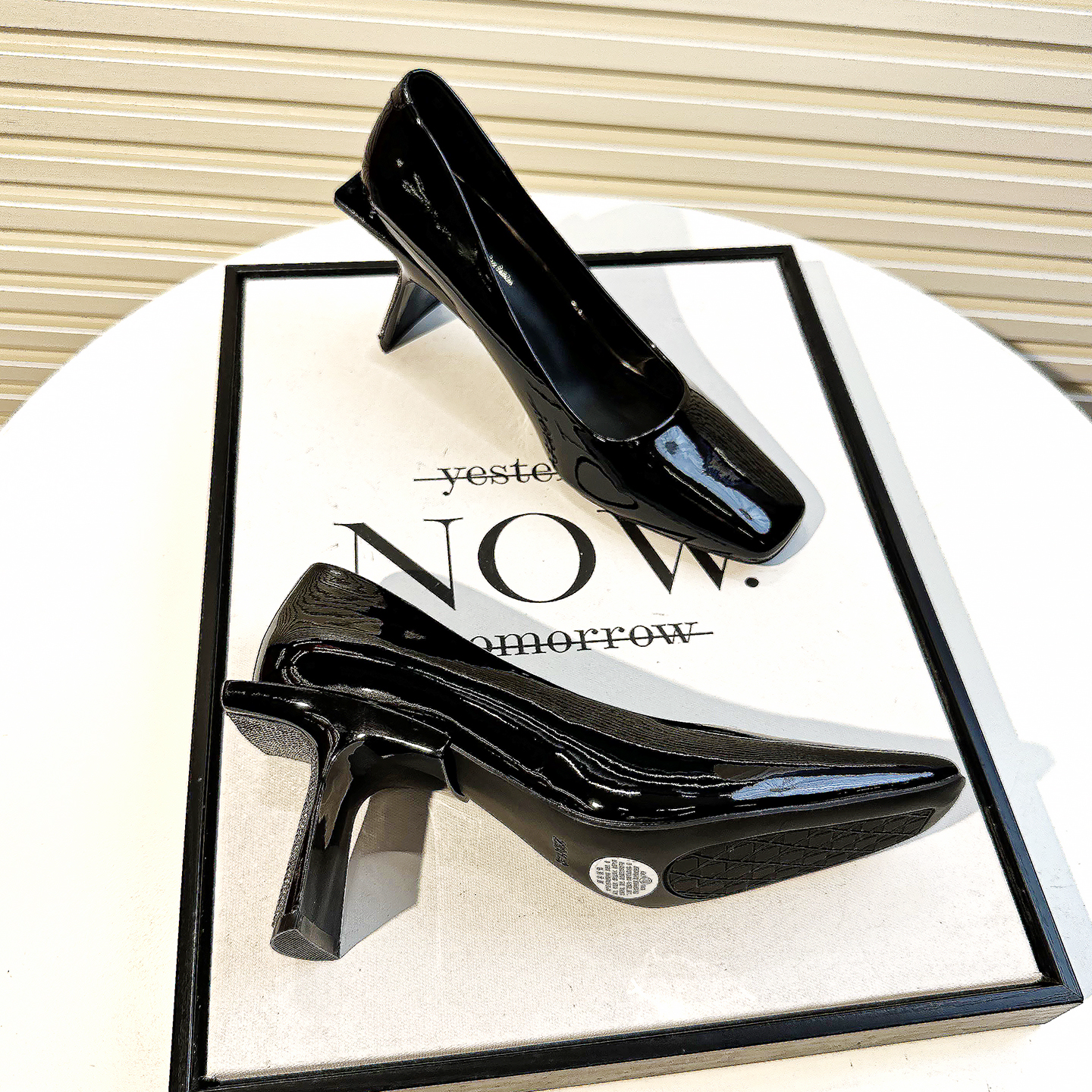 职业高跟鞋女粗跟软皮不累脚红色2025秋新款水钻漆皮方头单鞋婚鞋 - 图1