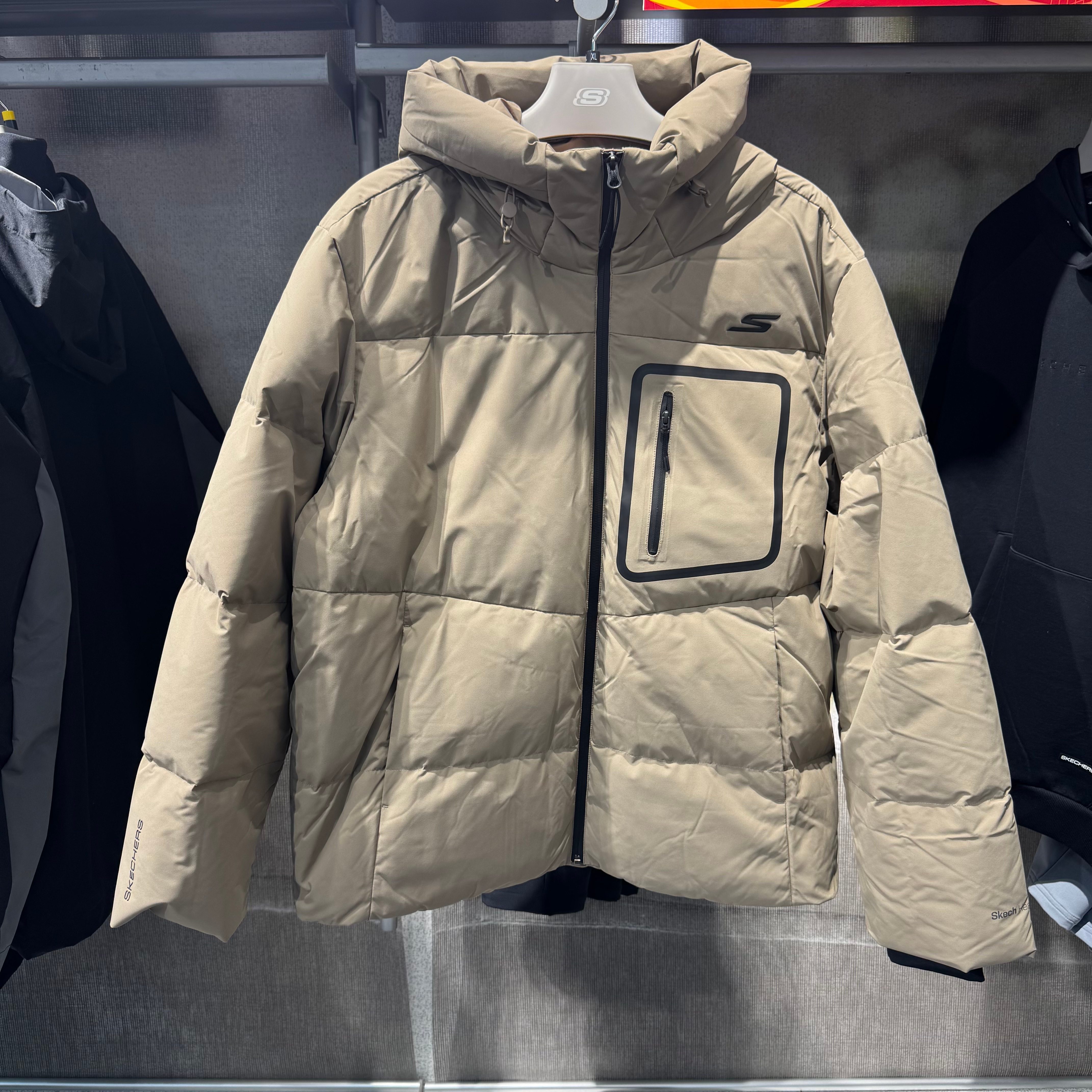 斯凯奇男装2025冬季舒适运动梭织防沾水石墨烯连帽羽绒服P425M034 - 图2