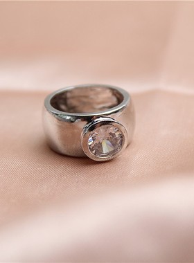 日韩镶嵌锆石戒指光亮面日常款