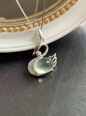 纯银镶嵌天然葡萄石小天鹅吊坠