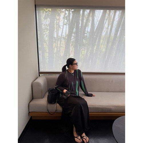 现货！铅笔小鑫大码女装 氛围艺术感印花弹力亲肤网纱半透长袖T恤 - 图0