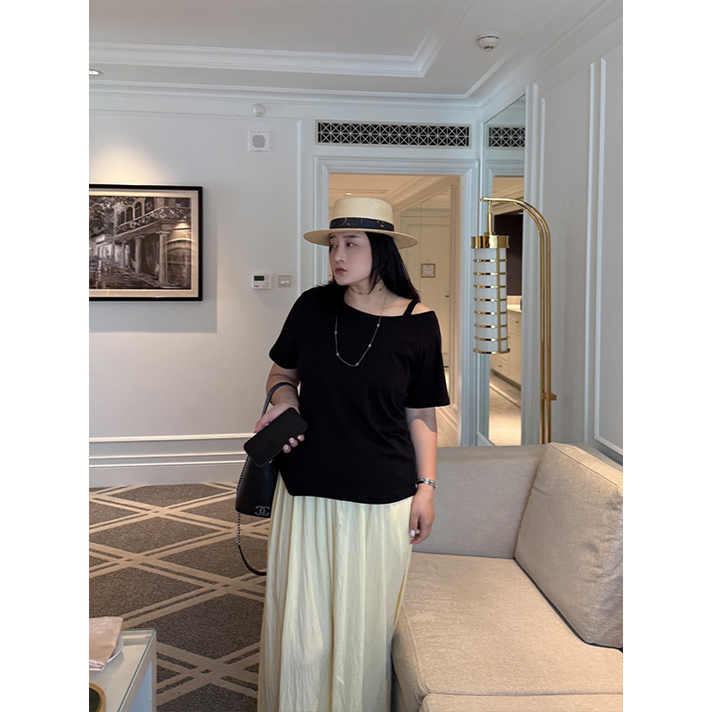 铅笔小鑫大码女装 吸睛设计 摆脱沉闷 斜肩露肩简约短袖T恤