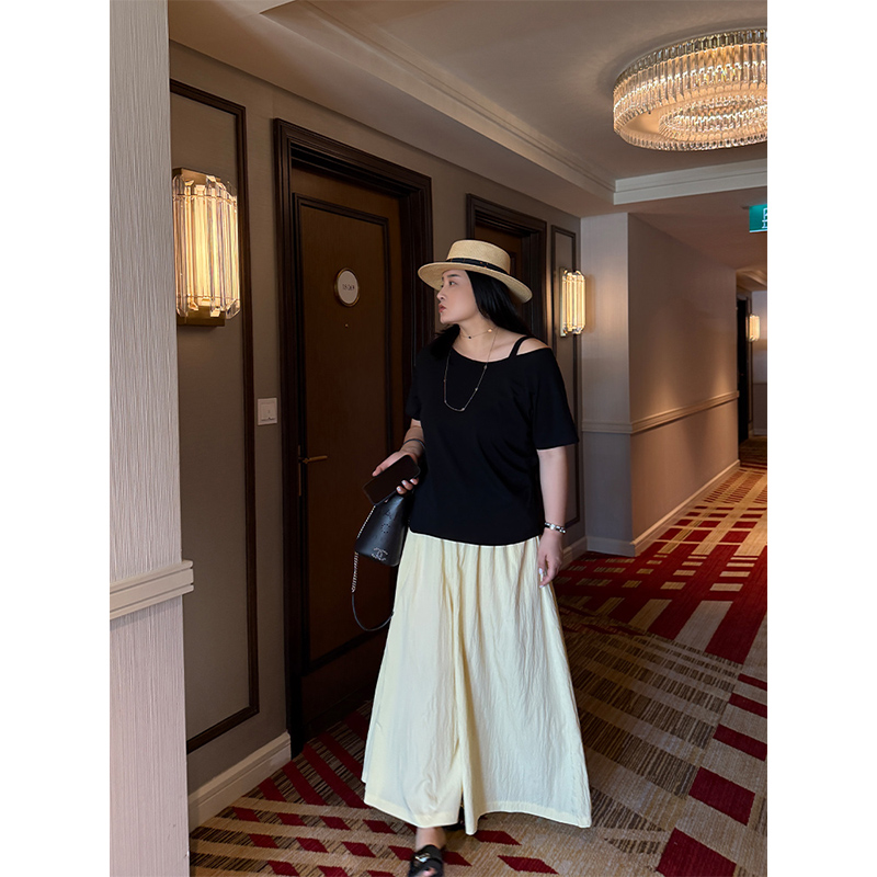 铅笔小鑫大码女装 吸睛设计 摆脱沉闷 斜肩露肩简约短袖T恤