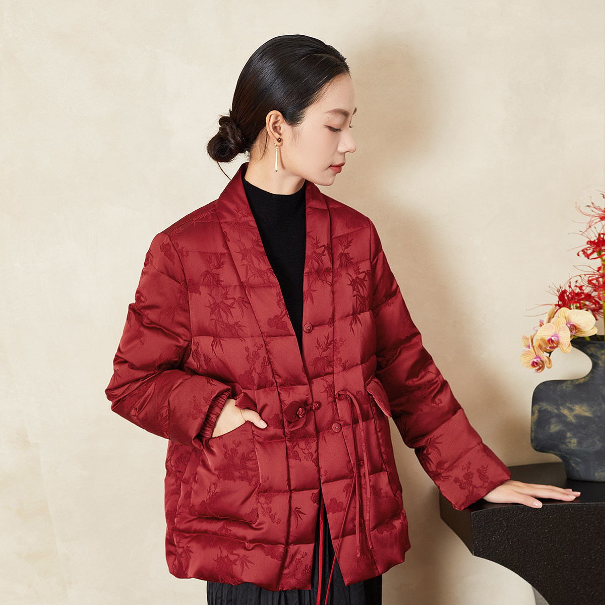 QS秸熙2025冬季新款轻国风交领系带新中式羽绒服提花保暖显瘦外套,淘宝优惠券,粉丝福利购,淘宝优惠卷