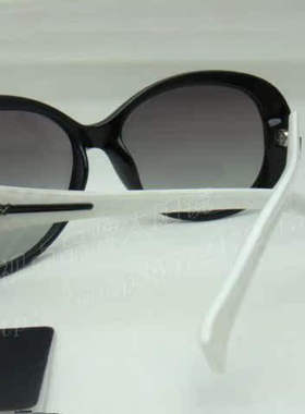 宝丽来女款偏光太阳镜