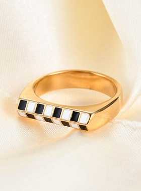 欧美新款ins时尚简约斜面长方形黑白棋盘格金色戒指304钛钢女