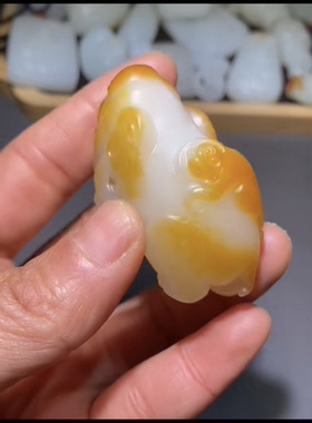 精品新疆和田玉籽料 封侯拜相 黄沁带玉种 皮色巧雕 31×50×22mm