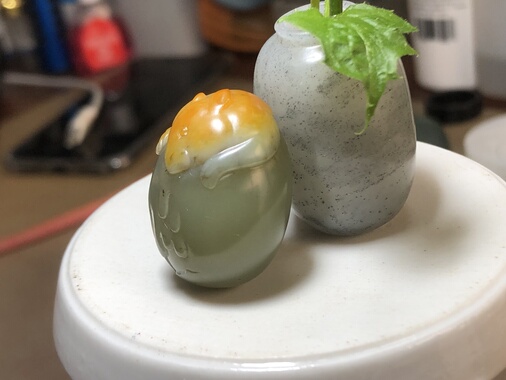 新疆和田玉籽料沙枣青 俏雕 松鼠葡萄 颜色分明 29-21-19mm，19克