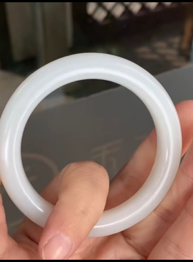 高品质 新疆和田玉籽料 手镯 自然光背光展示 内径54mm