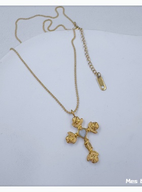 钛钢镀金小众设计师简约复古浮雕蝴蝶十字架锁骨链素链穿搭项链女