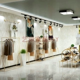 Получите в магазине одежды на полке на полке золото -розовая висящая навеса по приземлению висящая одежда для женской одежды