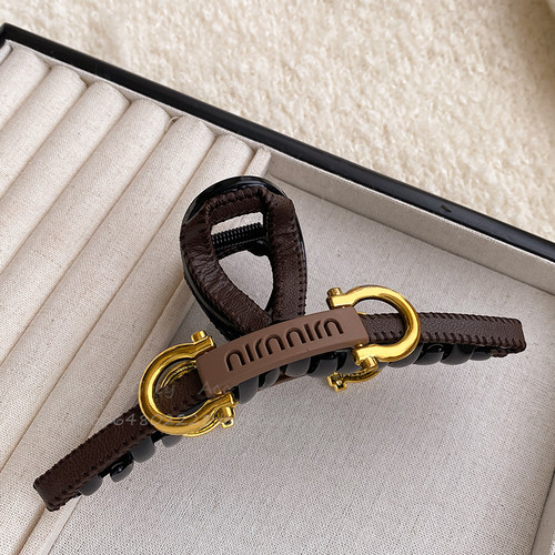 小众设计皮革字母大号抓夹女轻奢高级感鲨鱼夹2026新款爆款发夹子 - 图0