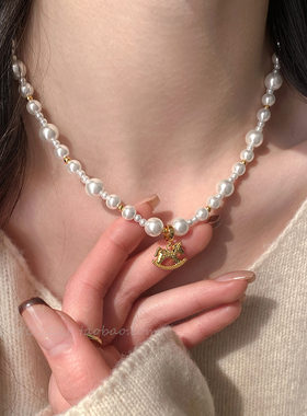 高级感白色珍珠小马吊坠项链女