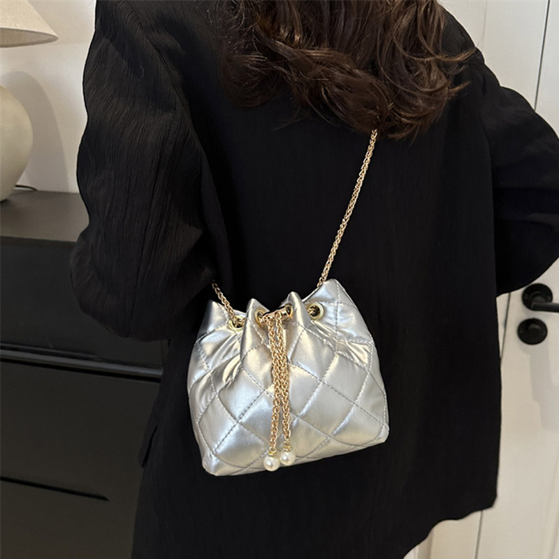 今年流行水桶包包女2024新款时尚菱格链条包高级百搭质感斜挎小包 - 图0