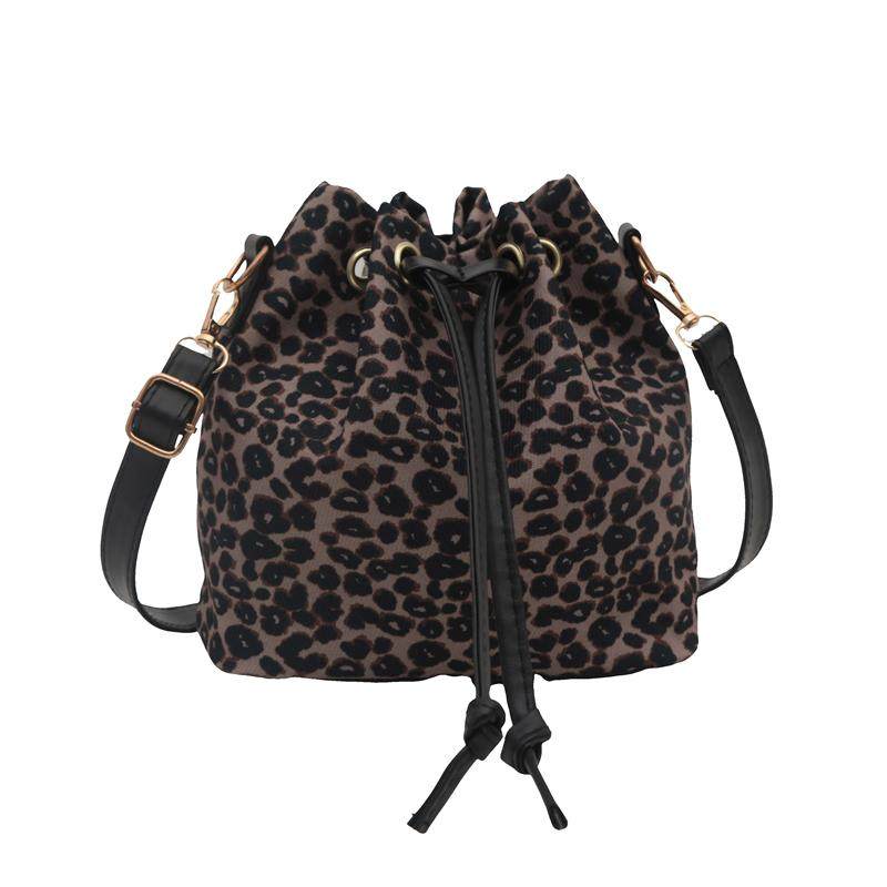 秋冬季流行小众豹纹包包女2024新款休闲百搭斜挎包超火抽绳水桶包,淘宝优惠券,粉丝福利购,淘宝优惠卷