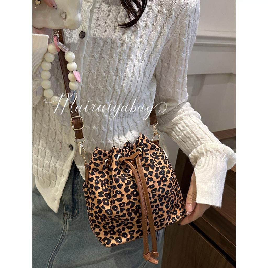 秋冬季流行小众豹纹包包女2024新款休闲百搭斜挎包超火抽绳水桶包,淘宝优惠券,粉丝福利购,淘宝优惠卷