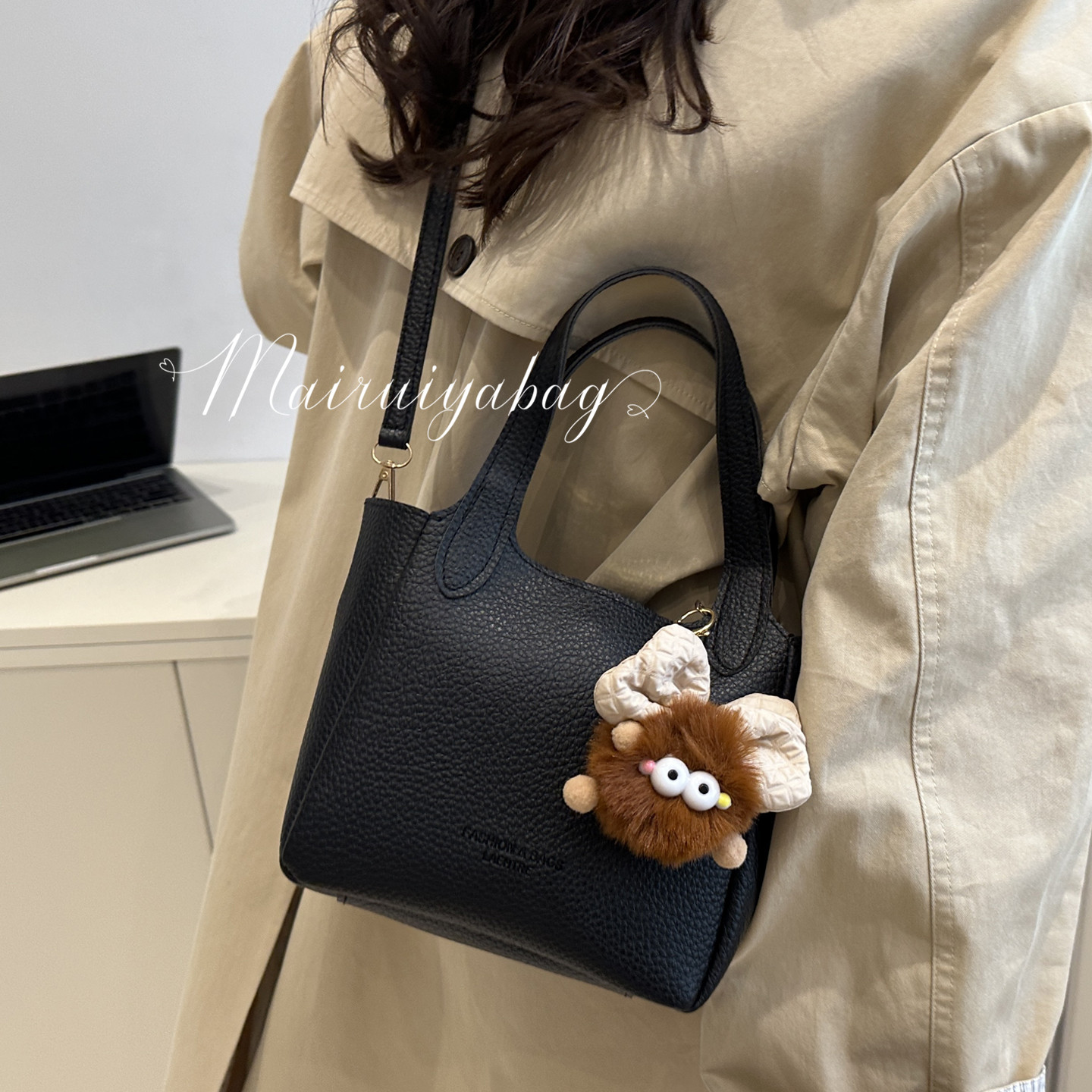 高级感小众包包女秋冬复古2025新款休闲单肩斜挎包女士手提水桶包 - 图1