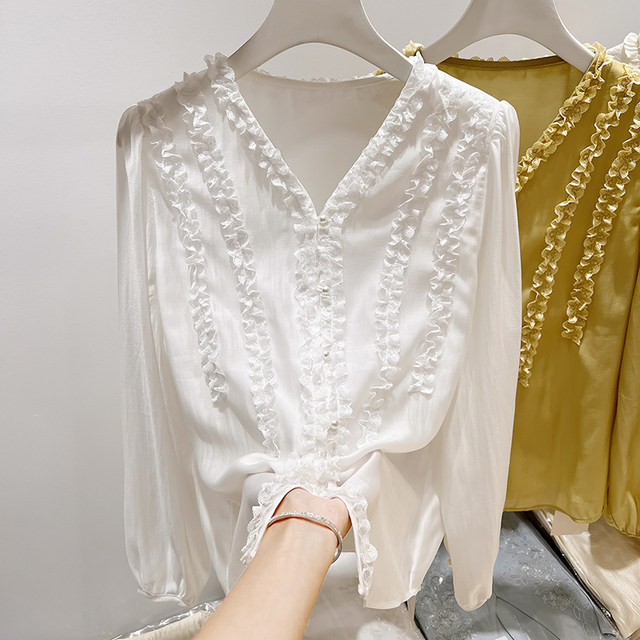 2026 ຮູບແບບໃຫມ່ຂອງຝຣັ່ງແບບ V-neck lace fungus ເຕົ້ານົມດຽວສີແຂງເສື້ອ chiffon ແຂນຍາວສໍາລັບແມ່ຍິງໃນພາກຮຽນ spring