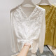 2026 ຮູບແບບໃຫມ່ຂອງຝຣັ່ງແບບ V-neck lace fungus ເຕົ້ານົມດຽວສີແຂງເສື້ອ chiffon ແຂນຍາວສໍາລັບແມ່ຍິງໃນພາກຮຽນ spring