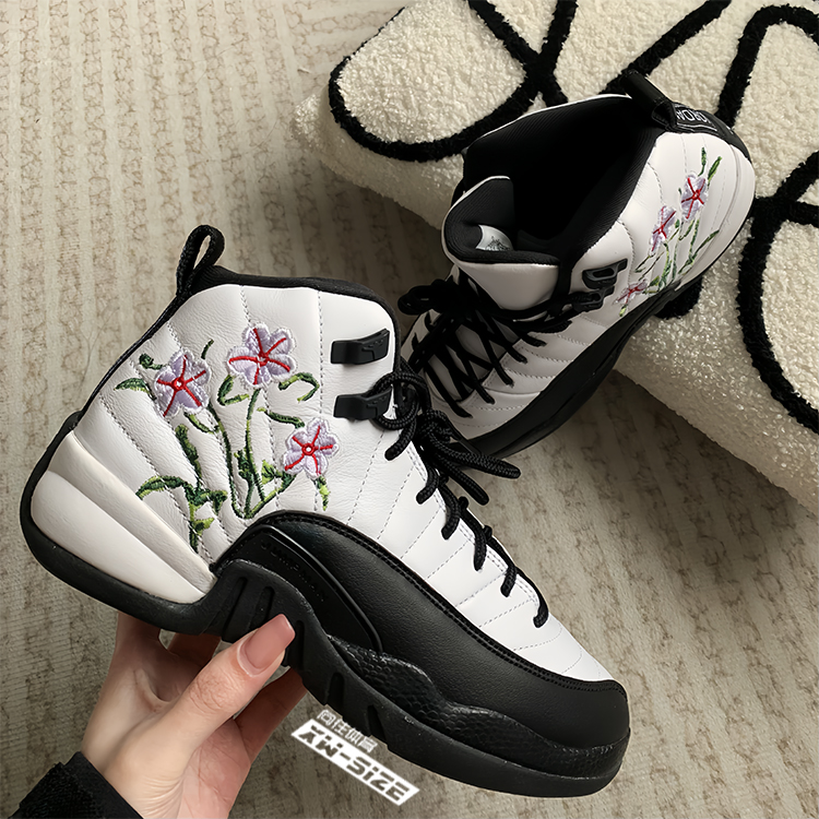 向往体育Nike/耐克Air Jordan AJ12女子刺绣复古篮球鞋DR6956-100 - 图1