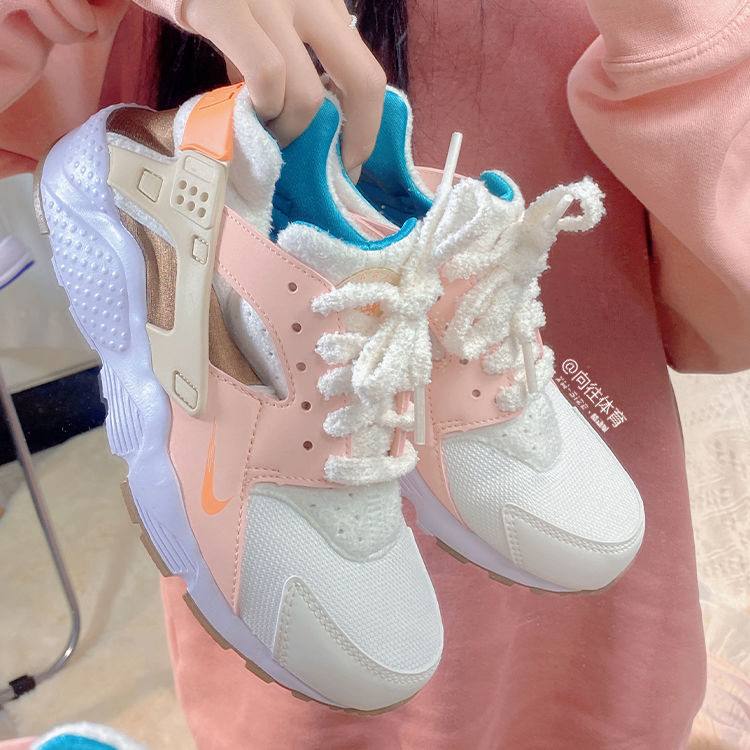 向往体育 Nike/耐克Huarache女子华莱士兔年限定毛绒休闲鞋FD4632 - 图2