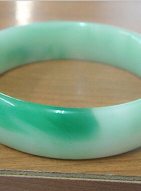 玻璃冰种翡翠飘绿花贵妃玉镯子