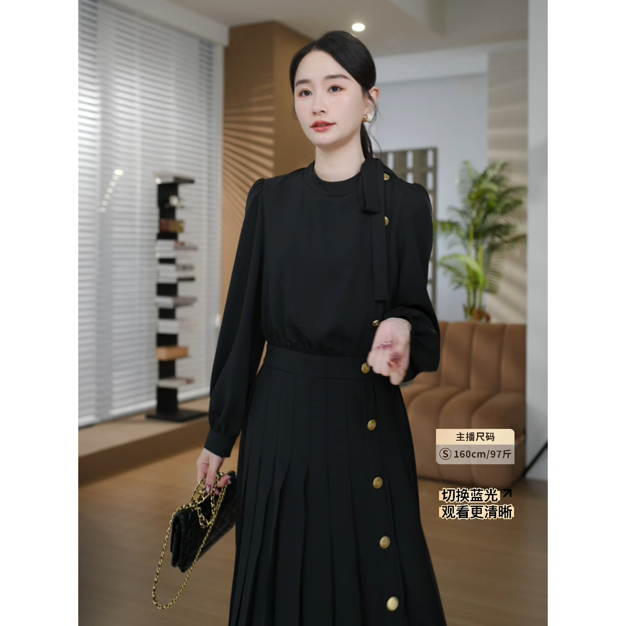 邱莹莹 HELAAOMI “经典赫拉”金扣圆领拼接飘带中长裙连衣裙