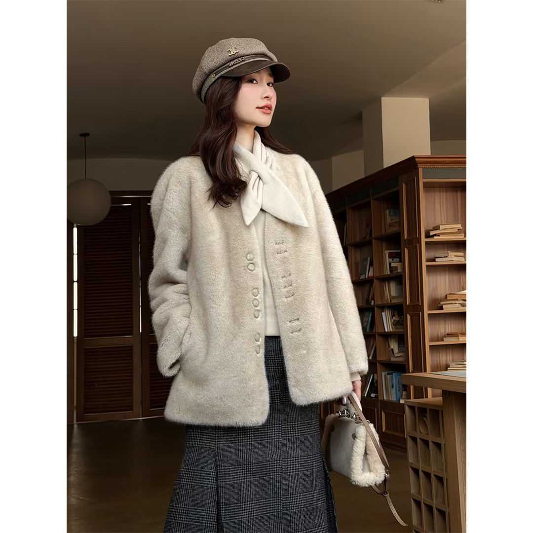 邱莹莹 HELA AOMI “银月霜华”绒感保暖斜方口袋单排扣短外套,淘宝优惠券,粉丝福利购,淘宝优惠卷