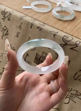 天山翠飘花翠绿扁条手镯