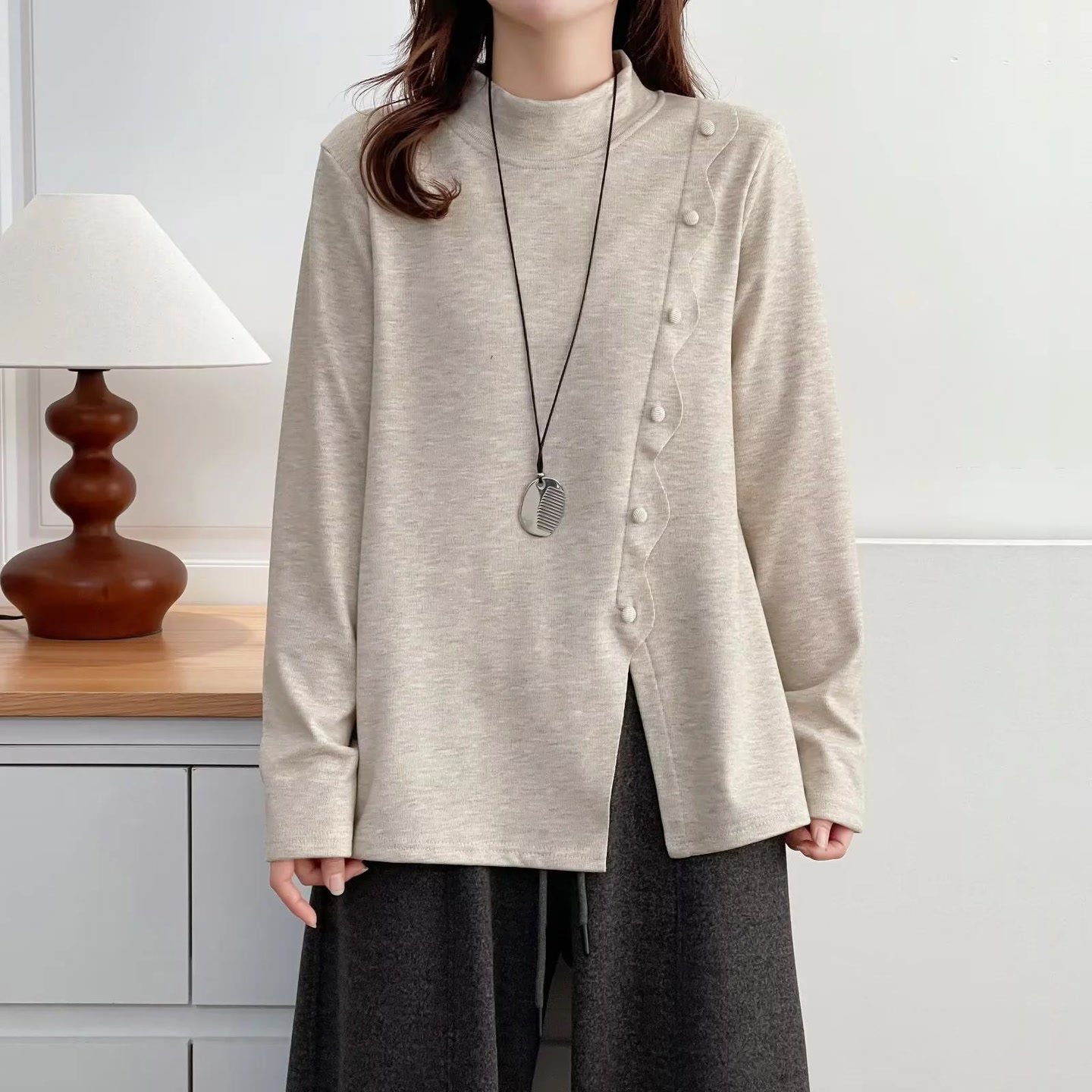 2025胖mm冬装女装纽扣开叉设计感中年切花女上衣大码半高领打底衫,淘宝优惠券,粉丝福利购,淘宝优惠卷