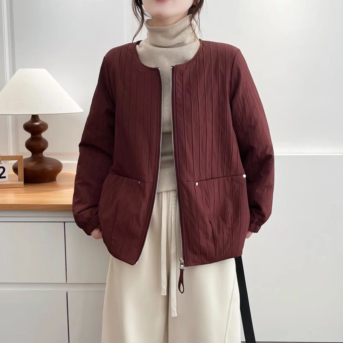 2025冬装新款大码女装胖妹妹圆领中年棉衣轻薄款褶皱双口袋女棉服,淘宝优惠券,粉丝福利购,淘宝优惠卷