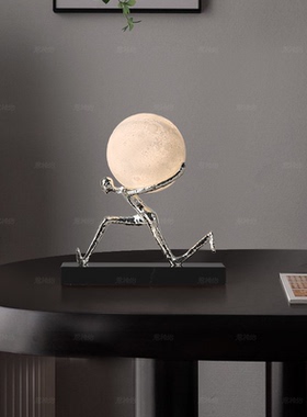 现代轻奢抽象负月前行装饰摆件