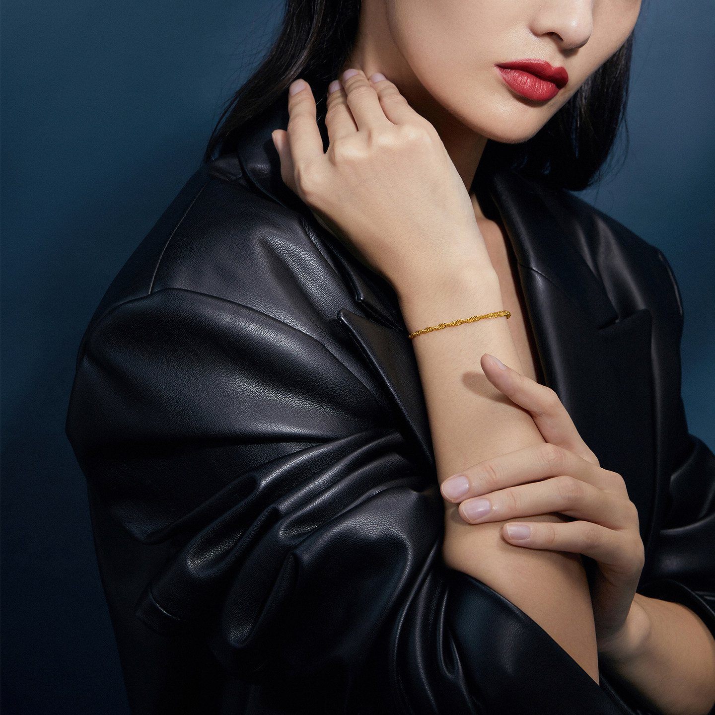 周大生水波纹黄金手链女计价足金简约百搭素链手饰生日礼物送女友