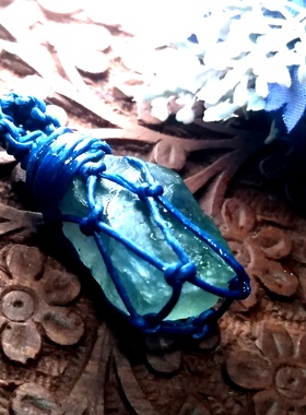 福百瑞原创天然蓝萤石随意原石网兜蜡绳项链