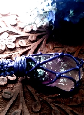 福百瑞原创天然紫萤石随意原石网兜蜡绳项链