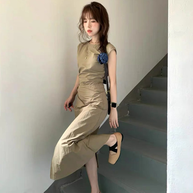 ເສື້ອແຂນສັ້ນແບບ Retro ແລະຊຸດກະໂປງ