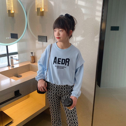 女童字母短款潮卫衣2022春装新款中大童甜酷baby蓝上衣女孩套头衫 - 图1