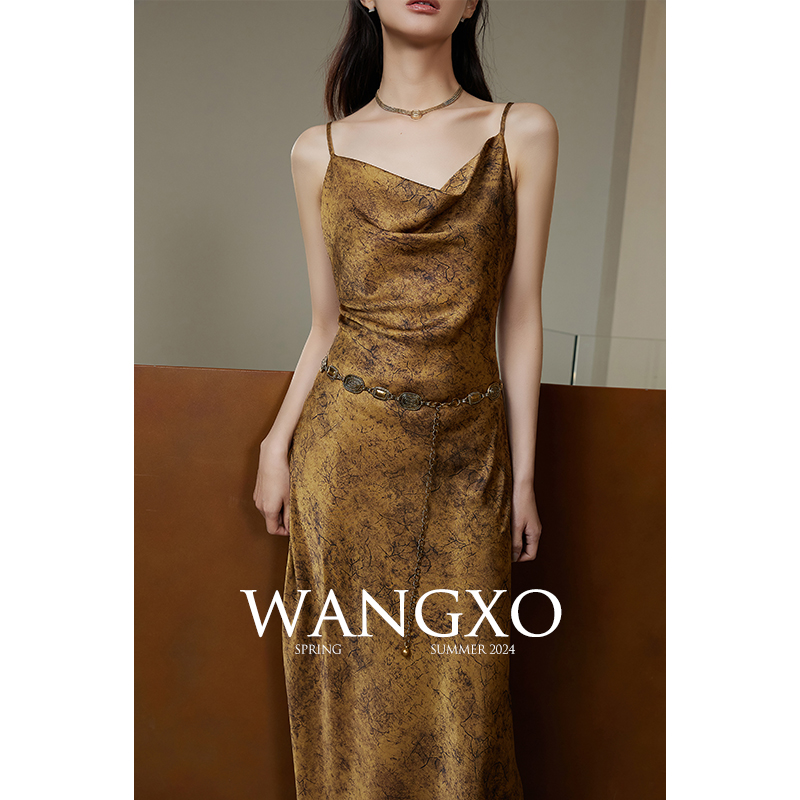 WANGXO｜细腻光泽缎面微皱肌理｜45度斜裁｜金色荡领吊带连衣裙女